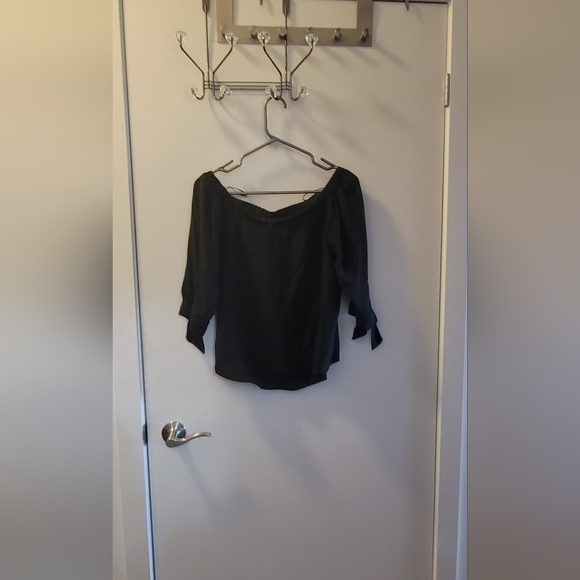 Beautiful black silk blouse off / on shoulders puff sleeves Aritzia Club Monaco - Picture 2 of 5